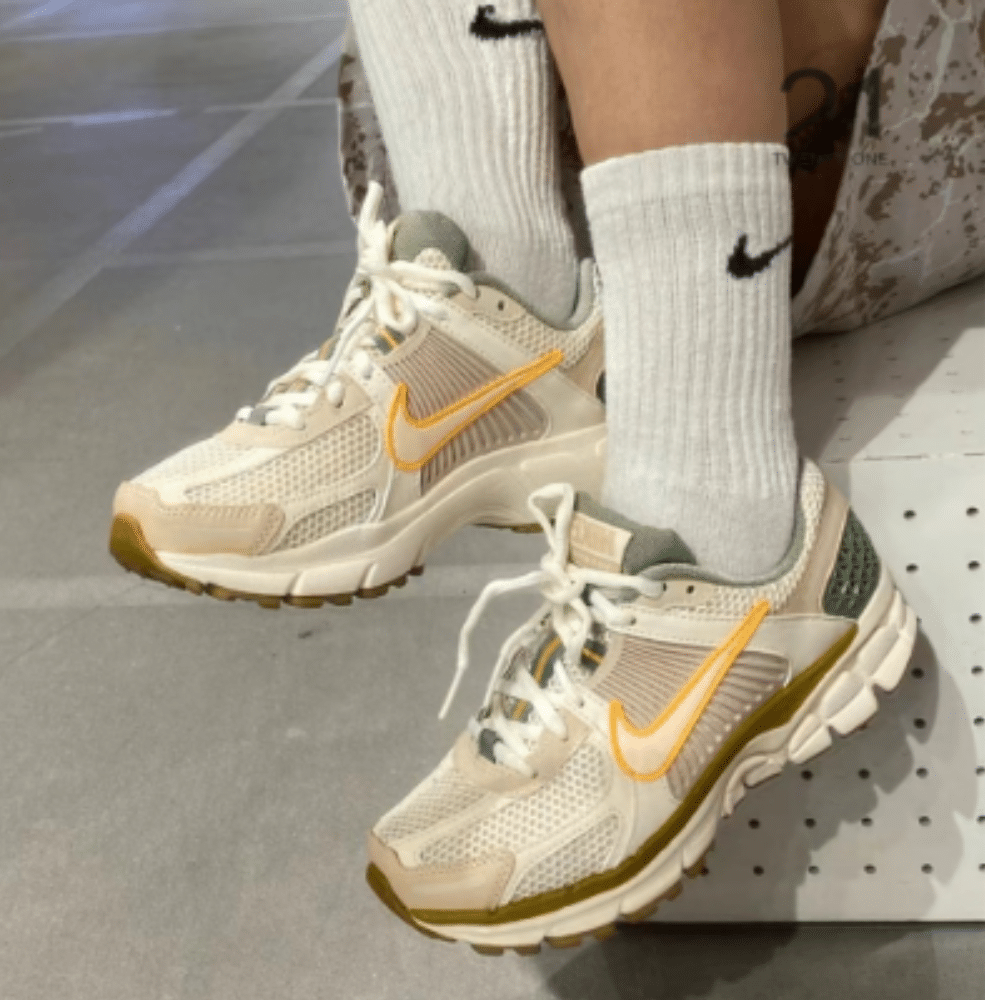 Nike Zoom Vomero 5 Sail Laser Orange Medium Olive